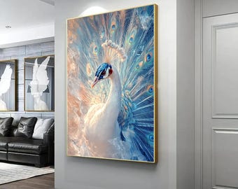 Puede incluir: Un pavo real blanco con plumas azules y verdes extendidas en forma de abanico. El pavo real está mirando hacia el lado izquierdo de la imagen. El fondo es de un suave azul claro y blanco.