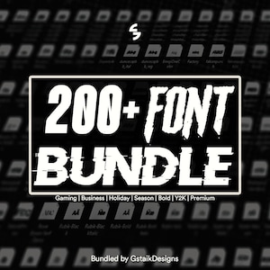 Può includere: Un'immagine in bianco e nero con una sovrapposizione di testo bianco che recita "200+ FONT BUNDLE". Il testo è in grassetto, con un carattere distorto. Sotto il testo, una sovrapposizione di testo bianco più piccola che recita "Gaming | Business | Holiday | Season | Bold | Y2K | Premium". L'immagine è un collage di molte piccole caselle, ciascuna contenente uno stile di carattere diverso. Il testo "Bundled by GstaikDesigns" appare nella parte inferiore dell'immagine.