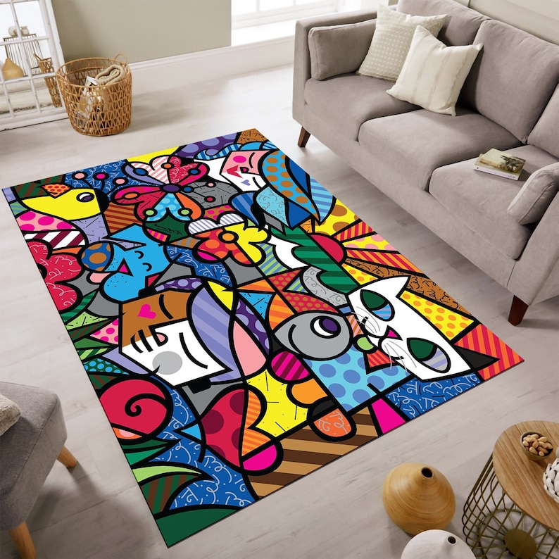 Pu&ograve; includere: Un tappeto astratto colorato con un design di gatto, farfalla e sole. Il tappeto &egrave; composto da una variet&agrave; di colori, tra cui rosso, giallo, blu, verde e nero.