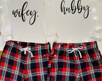 Matching Pyjamas l Passende Schlafanzüge l Partnerlook l Hubby l Wifey l Mann l Frau l Cozy l Snuggle l Ehepaar l Ehefrau l Ehemann