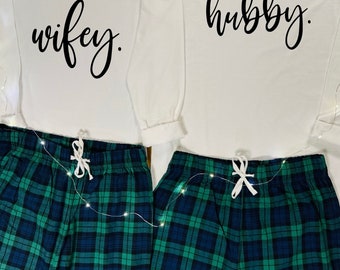 Matching Pyjamas l Passende Schlafanzüge l Partnerlook l Hubby l Wifey l Mann l Frau l Cozy l Snuggle l Ehepaar l Ehefrau l Ehemann