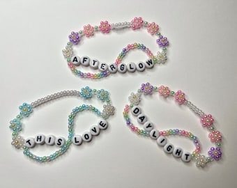 Beau bracelet d'amitié floral fait main pour les noms des paroles ou les titres de chansons à personnaliser pour les époques