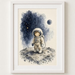 Könnte beinhalten: Ein gerahmter Aquarelldruck, der einen kleinen Astronauten auf einer kraterreichen grauen Mondoberfläche zeigt. Der Hintergrund besteht aus einem dunkelblauen, texturierten Nebel mit weißen Sternen, einem gelben Stern und einem dunklen Mond.