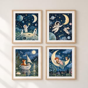 Könnte beinhalten: Ein Set aus vier gerahmten Wandbildern mit Weltraum- und Naturmotiven. Die Illustrationen zeigen einen Astronauten auf dem Mond, ein Kind und einen Hasen im Weltraum, einen Fuchs in einem Tassenboot und ein Kind auf einer Mondsichel.