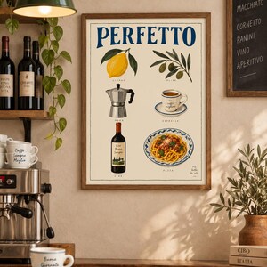 Könnte beinhalten: Ein gerahmter Wandkunstdruck mit dem Titel PERFETTO, der Illustrationen einer gelben Zitrone, grüner Oliven, einer silbernen Mokkakanne, einer Espressotasse, einer Flasche Rotwein und eines Tellers Pasta auf cremefarbenem Grund zeigt.