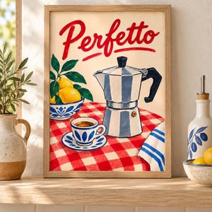 Könnte beinhalten: Ein gerahmter Kunstdruck mit dem Wort Perfetto in roter Schreibschrift über einer blau-weiß gestreiften Mokkakanne, einer Kaffeetasse auf einer Untertasse und einer Schale mit gelben Zitronen auf einer rot-weiß karierten Tischdecke.