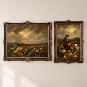 Könnte beinhalten: Zwei Ölgemälde in verzierten, dunkelbronzenen Rahmen. Das linke Querformat zeigt ein Kürbisfeld unter einem stürmischen Himmel. Das rechte Hochformat zeigt drei Personen, die orangefarbene Kürbisse auf einem Feld ernten.