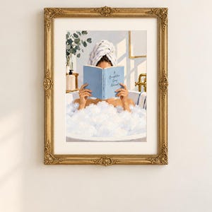 Könnte beinhalten: Ein gerahmter Kunstdruck, der eine Person mit einem weißen Handtuch auf dem Kopf zeigt, die in einer schaumgefüllten Badewanne entspannt und ein hellblaues Buch mit dem Titel A Brighter Day Ahead liest, eingefasst in einen verzierten Goldrahmen.