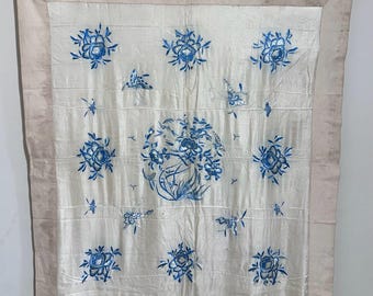 Bordado antigo chinês em seda, século XIX - apresentando diversas borboletas imperiais. Utilizado para emoldurar toalha de mesa ou tapeçaria de parede. 150 x 130 cm