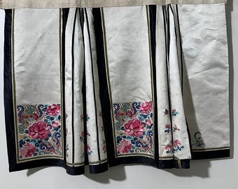 Antike chinesische blass-Baige-grundige 'Schmetterlinge und Blumen' Schürze Rock Hand Stickerei Seide Dekoratives Objekt 115 x 90 cm Verkauf