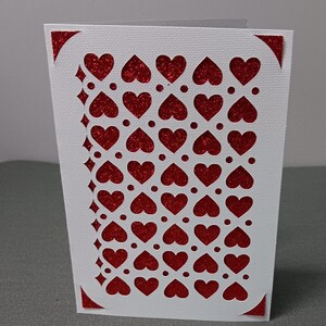Crimson Hearts Sparkle: Grußkarte mit rotem Glitzereinsatz