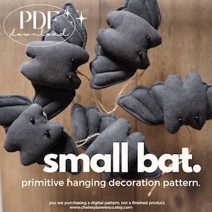 Op de afbeelding: Een digitaal patroon voor het maken van kleine zwarte vleermuizen van vilt. Het patroon is voor een primitieve hangende decoratie. De tekst "small bat. primitive hanging decoration pattern." is in de afbeelding opgenomen. Je koopt een digitaal patroon, geen afgewerkt product. www.chelseybowenco.etsy.com