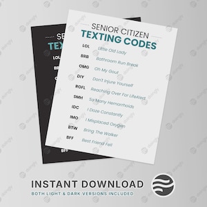 Puede incluir: Dos descargas digitales imprimibles con "Códigos de mensajes de texto para personas mayores". Una tiene fondo blanco y la otra negro. El texto incluye abreviaturas y sus significados, como LOL para "Little Old Lady".