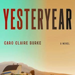 Könnte beinhalten: Ein Buchcover mit dem Titel YESTERYEAR von Caro Claire Burke, A Novel. Der Hintergrund zeigt eine ländliche Landschaft mit einem grasbewachsenen Hügel, weißen landwirtschaftlichen Gebäuden und fernen Bergen unter einem Farbverlaufshimmel von Türkis bis warmem Orange.