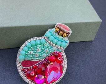 Handmade brooch representing a potion bottle / handmade brooch for women / handmade jewelry / brooch / crystal brooch / beaded brooch