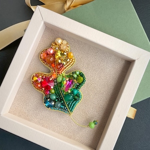 Oak leaf brooch / handmade leaf lapel pin with crystals and gemstones / fall brooch / leaf jewelry / fall jewelry for women / leaf pin /