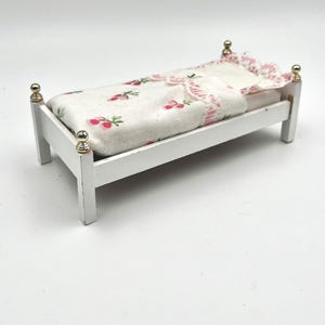 Lundby original white and pink bed from 1980’s - with beautiful laces and gold knobs - Dollhouse item