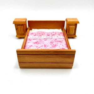 Lundby original pinewood bedroom set with pink bedset - Dollhouse item