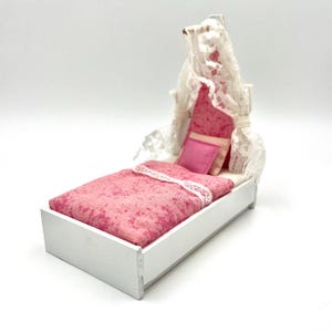 Lundby original pink and white canopy bed/princess bed from late 1980’s- Dollhouse item