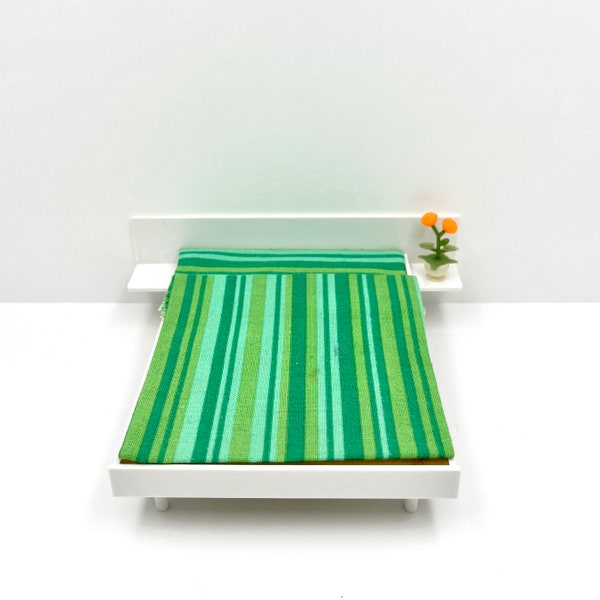 Original juego de dormitorio Brio en verde y blanco con florero.