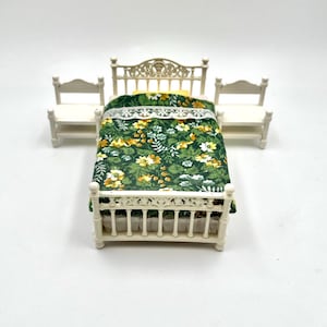Lundby green and white bed with bed skirt, white bed frame and bedside tables - Dollhouse item