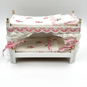 Lundby original white and pink princess bunkbed bedroom set from 1980’s - with beautiful laces and gold knobs.- Dollhouse item