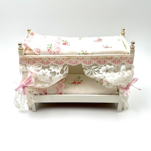 Lundby original white and pink princess bunkbed bedroom set from 1980’s - with beautiful laces and gold knobs.- Dollhouse item