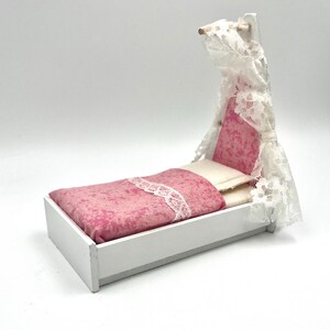 Lundby original pink and white canopy bed/princess bed  from late 1980’s- Dollhouse item
