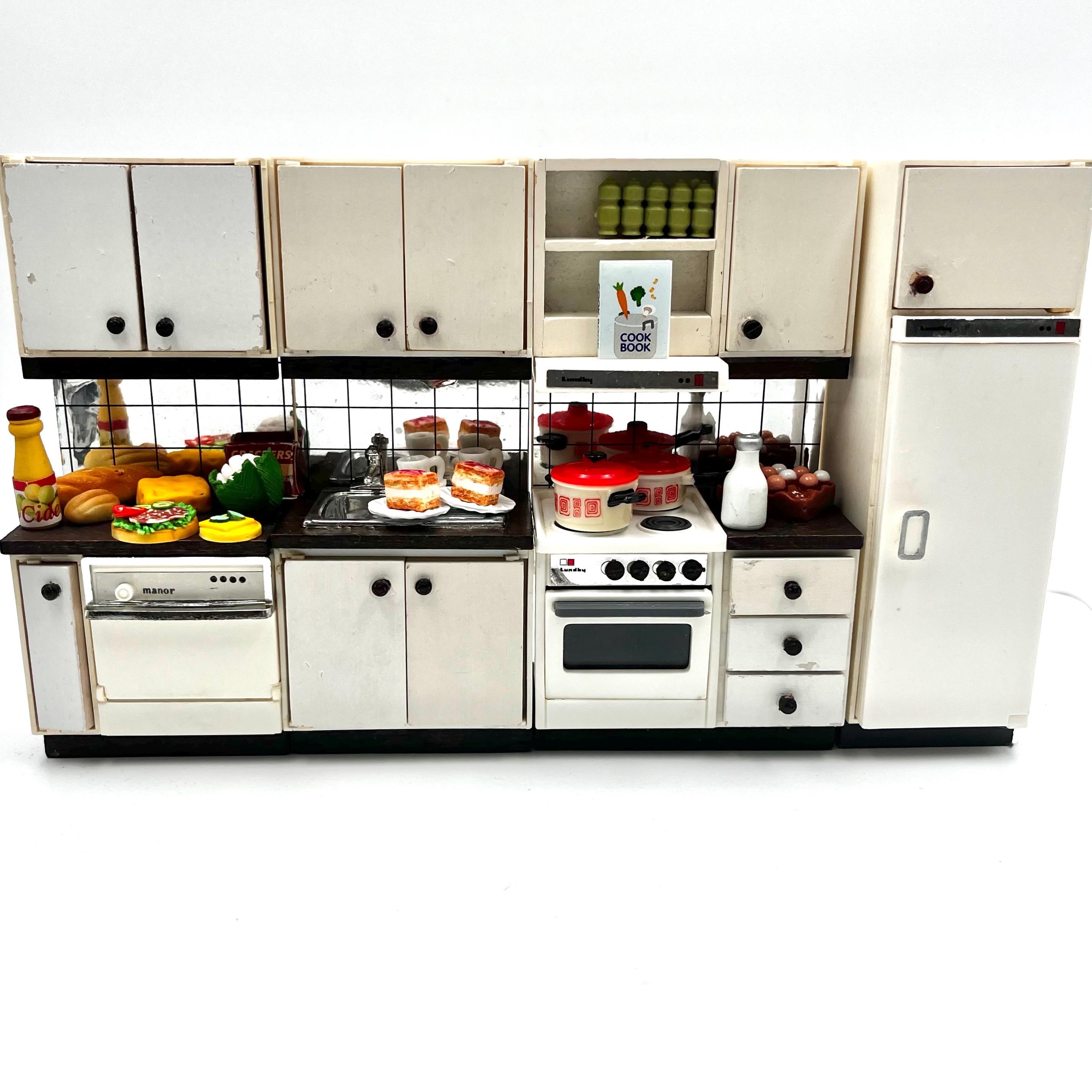 Lundby original white kitchen with silver tiles, new lighting and kitchen assecories- Dollhouse item