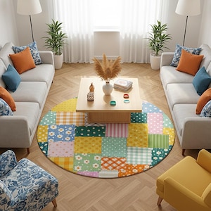 Può includere: Un salotto moderno con due divani grigio chiaro contrapposti, adornati da cuscini colorati. Un tappeto patchwork rotondo al centro aggiunge un tocco vivace. Due poltrone, una blu floreale e una gialla, completano lo spazio. Lampade da terra e opere d'arte.