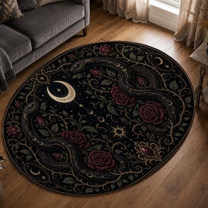 Puede incluir: Alfombra ovalada negra con un diseño místico que presenta dos serpientes, rosas y una luna creciente. La alfombra tiene una paleta de colores oscuros con acentos dorados y burdeos, creando una estética gótica o bohemia.