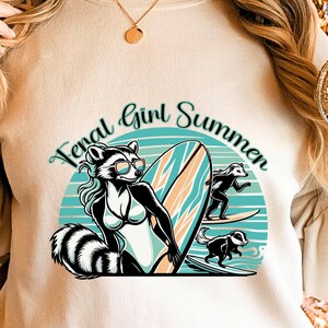 Retro Feral Girl Summer Svg Png, Diseño Divertido De Camiseta De Mapache, Gráfico De Verano Png, Camiseta De Vaquera Svg, Camiseta Occidental Png, Mapache Surfeando, Eps