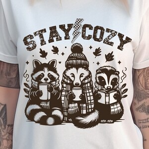 Retro Stay Cosy Svg Png, Funny Stay Cosy ratons laveurs Opossums Squad Team Cosy Png svg, Svg animaux rigolos, Svg pour amoureux des animaux, raton laveur Opossum