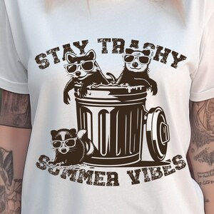 Retro Bleiben Sie traurig Sommer Vibes SVG Png, Lustig Bleiben Waschbären Opossums Squad Team Trashy, Lustige Tiere Amulette, Waschbär Opossum, Jpg Dxf