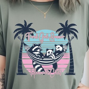 Retro wilde Mädchen Sommer Hängematte Chill Amulette Png, lustiges Waschbär Strand Shirt SVG Png, Cowgirl-Shirt Design, trendige Sommer Vibes Design, Clipart
