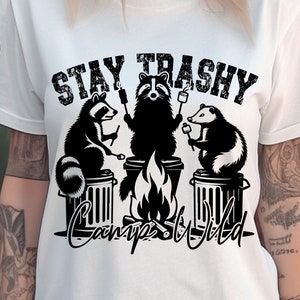 Bleiben Sie trapsig Lager WildSvg Png, Waschbär CampingSvg, Lustig Bleiben Waschbären Opossums Kader Team Trashy, lustige Tiere SVG