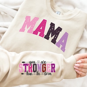 Mamá retro más fuerte que la tormenta Svg Png, diseño de camiseta de manga de mamá motivacional Svg, citas positivas de mamá Svg Png, vida de mamá, salud mental