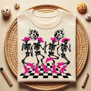 Kariertes Tanzskelett Cowboys-Svg Png, rosa Western-Skelett tanzen Png, Disco-Kugel-Svg, lustiges Cowgirl-Svg, Halloween-Gruselzeit-Svg