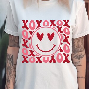 Cara feliz de amor retro SVG, XOXO Svg, Corazón de amor Svg, Cara feliz con ojos de corazón, Corazón Svg, Texto ondulado Png, Día de San Valentín Svg, Vibraciones de San Valentín