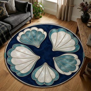 Peut inclure: Un tapis rond avec un fond bleu marine profond orné de quatre grands motifs de coquillages symétriques. Chaque coquillage est représenté dans des tons crème et bleu sarcelle, avec des textures striées et des bords incurvés.