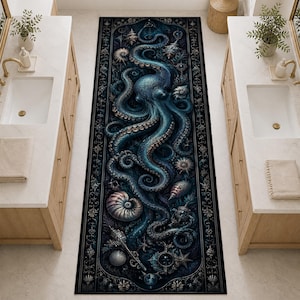 Puede incluir: Una alfombra larga y rectangular con una ilustración detallada de un pulpo, rodeado de conchas marinas y elementos náuticos. La paleta de colores incluye tonos de azul, verde azulado y negro, creando una estética de las profundidades marinas. La alfombra está diseñada para un baño.