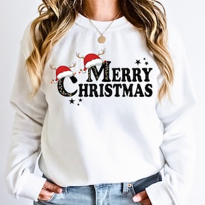 Com chapéu de Papai Noel Feliz Natal PNG, Downloads de design de sublimação Merry Varsity, Design de camisa de Natal, Download digital, Ano Novo PNG