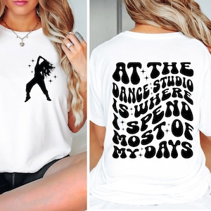 Nello studio di danza è dove trascorro la maggior parte delle mie giornate SVG, danza alla moda svg, danza alla moda png, mamma danza svg, amante della danza Svg, mamma cheerleader Svg