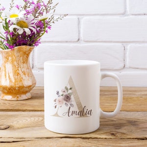 Taza de flores personalizada con letra dorada / elegante taza personalizada, regalo de cumpleaños, regalo de inauguración de la casa, taza de regalo de dama de honor