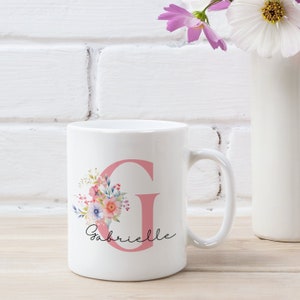 Taza de flores de ramo personalizada con alfabeto rosa, taza de dama de honor personalizada, regalo de taza de cumpleaños y aniversario