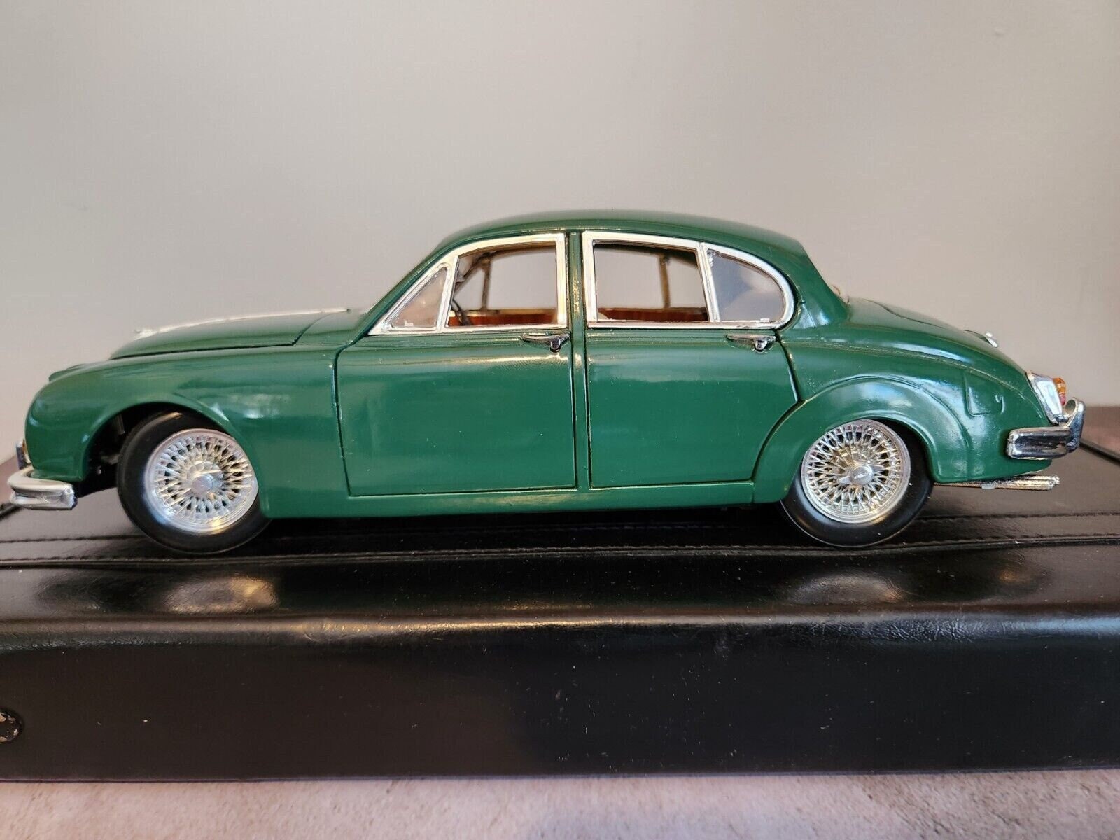 1959 Maisto Jaguar Mark 2 Diecast 1:18 Scale in British Racing