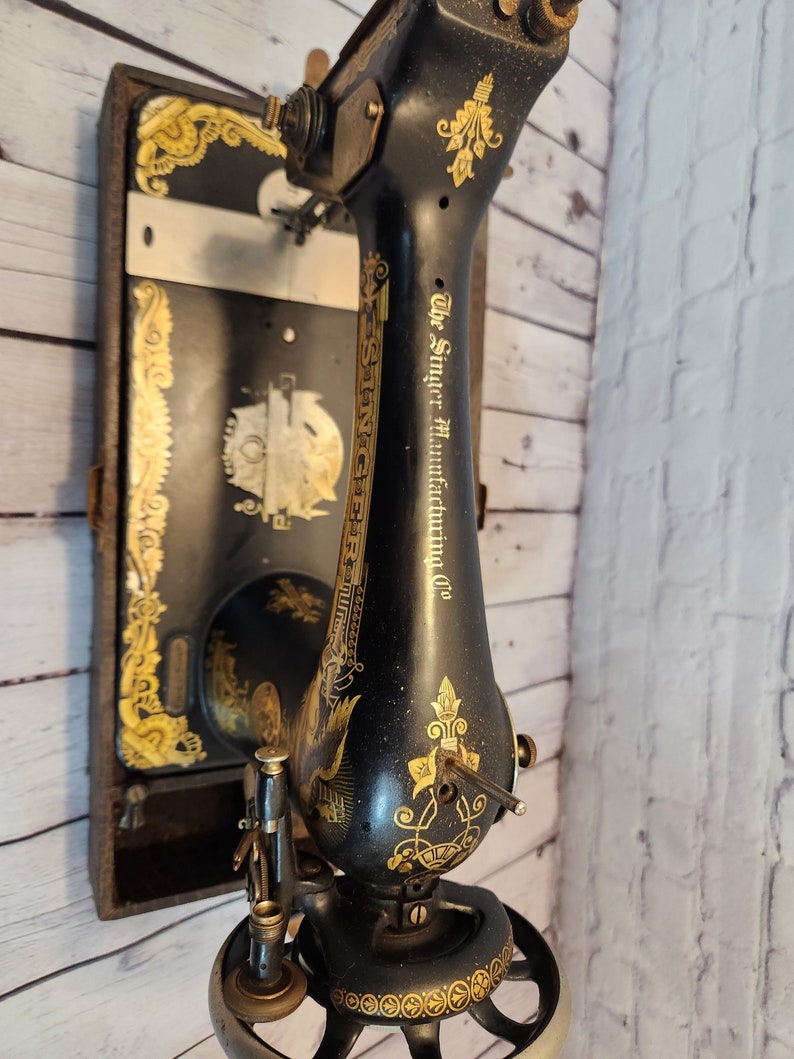 Antique Singer Sewing Machine, 1904, Model 28, Sphinx Design Stunning