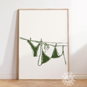 Impressão digital de biquíni, arte para impressão de verão verde-oliva, impressão feminina costeira, estética preppy, decoração de dormitório de praia, arte de parede da moda