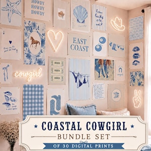 Pode incluir: Uma colagem de parede com um "Coastal Cowgirl Bundle Set" de 30 impressões digitais. As impressões apresentam um esquema de cores azul e branco com imagens de uma concha, botas de cowboy e o texto "East Coast". Letreiros de néon dizem "cowgirl" e mostram um coração e um sinal de paz.