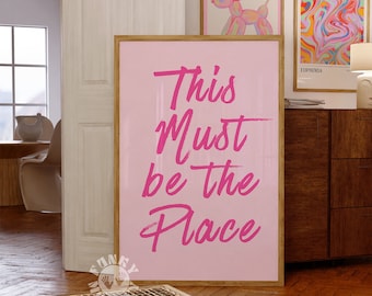 Arte de pared de moda rosa, impresión de este debe ser el lugar, arte imprimible de muy buen gusto, decoración de carrito de bar, póster retro, impresiones digitales, decoración de dormitorio